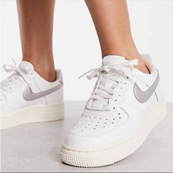 NIKE AIR FORCE 1 LV8 SE CASUAL SHOES size 4.5Y - Picture 1 of 9